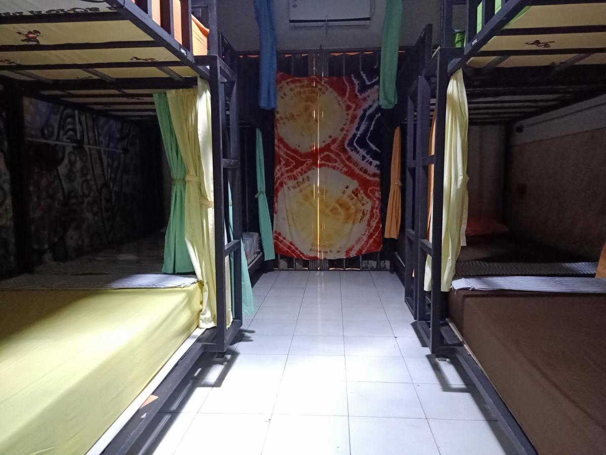 Deoplet Homestay & Gallery Джокьякарта Экстерьер фото